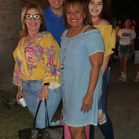 Meet your Posher, Beatriz - Picture 1 of 1